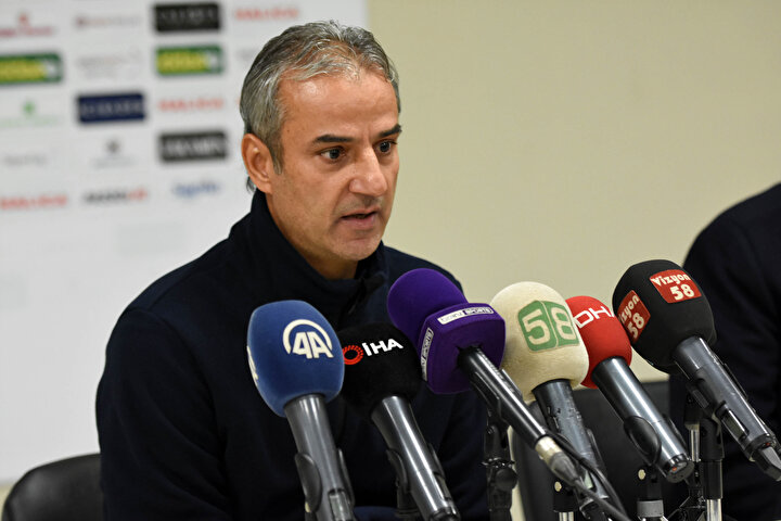 Sivas maçı sonrasında konuşan İsmail Kartal, basın mensuplarına takımda yaşanan maddi sorunlar hakkında açıklamalarda bulunuyor...