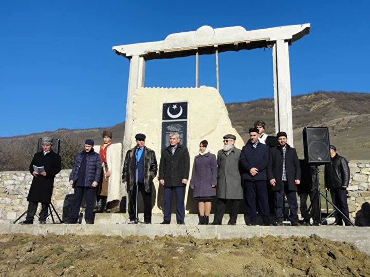 Anıtın açılış törenine Kumuklar dışında farklı milletlerin temsilcileri de katıldı
