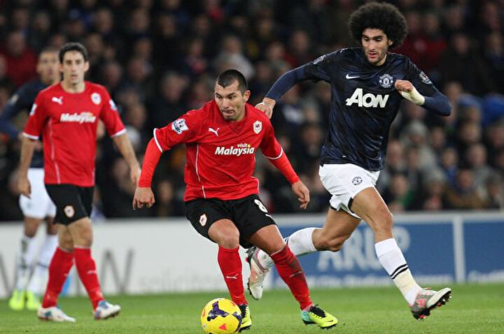 Gary Medel Cardiff City formasıyla, Manchester United'lı rakibi Fellaini ile mücadele ederken.