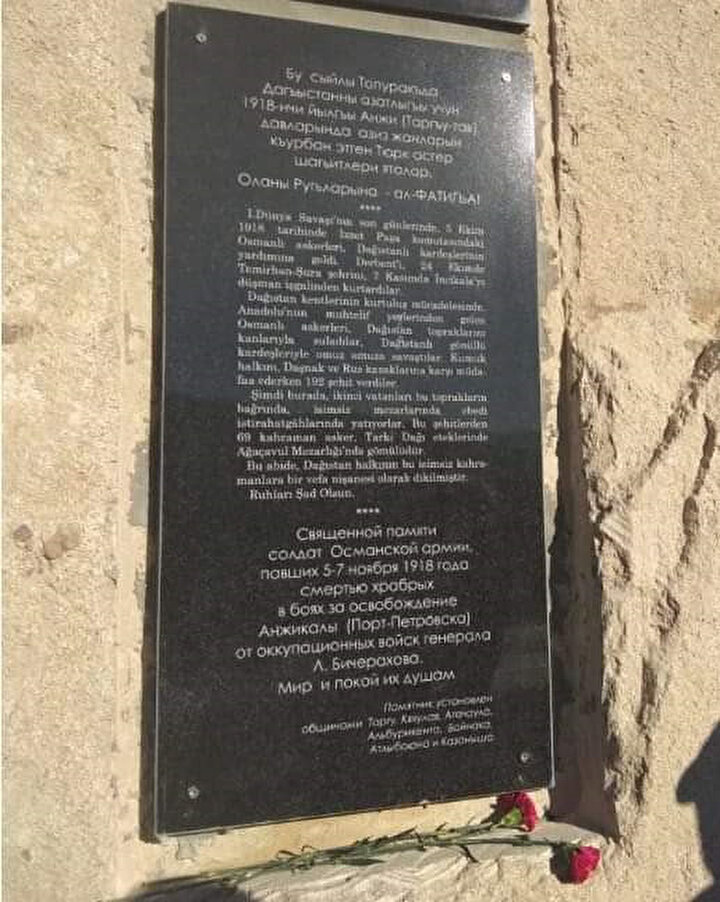 Anıt ön yüzünde hilal-yıldız simgesi bulunan iki siyah mermer levha ve Kumukça, Türkçe, Rusça üç dilde metinlerden oluşuyor