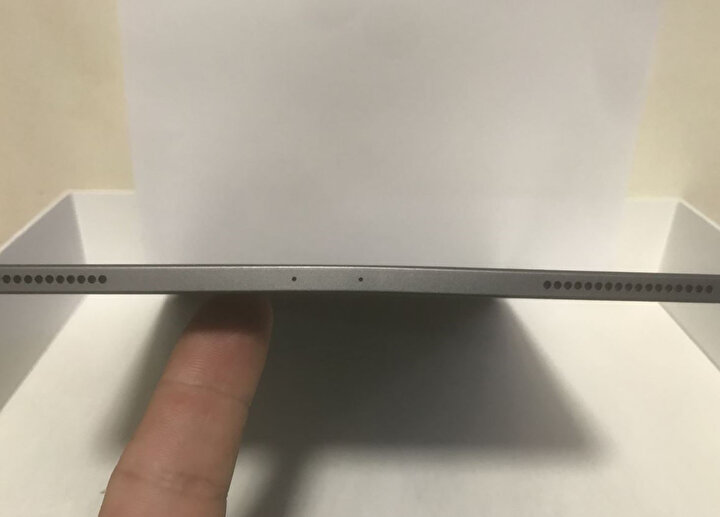 Yeni iPad Pro'lardaki bükülme buradan da net bir şekilde görülebiliyor.