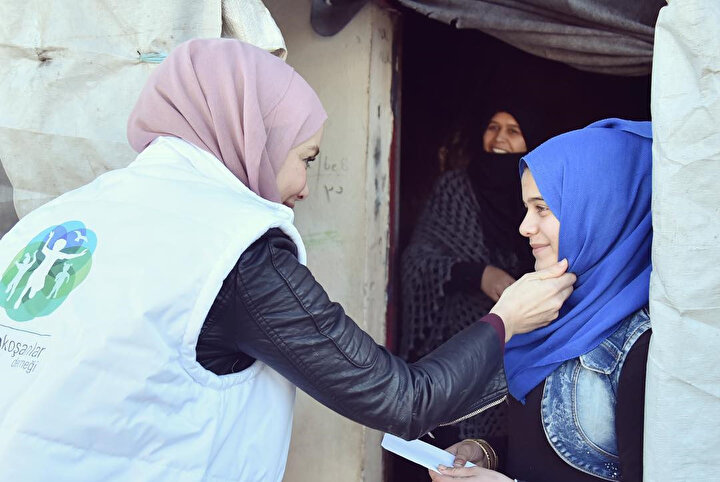 Geçtğimiz günlerde bir ödül törenine katılan Gamze Özçelik tesettürlü haliyle dikkat çekmişti.