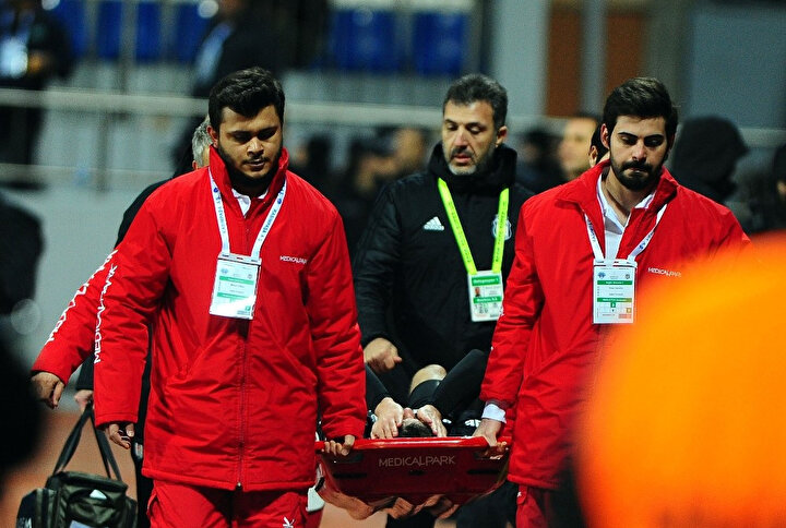 Dorukhan Toköz sedyeyle oyun alanı dışına taşınıyor.