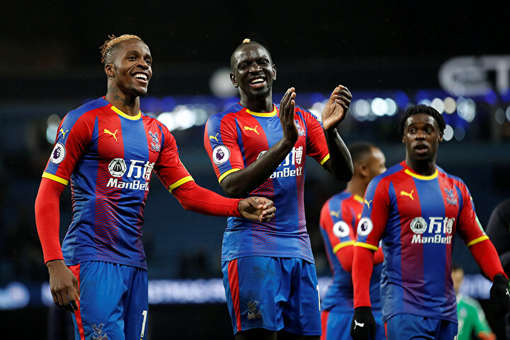 Crystal Palace forması giyen oyuncuların sevinci.