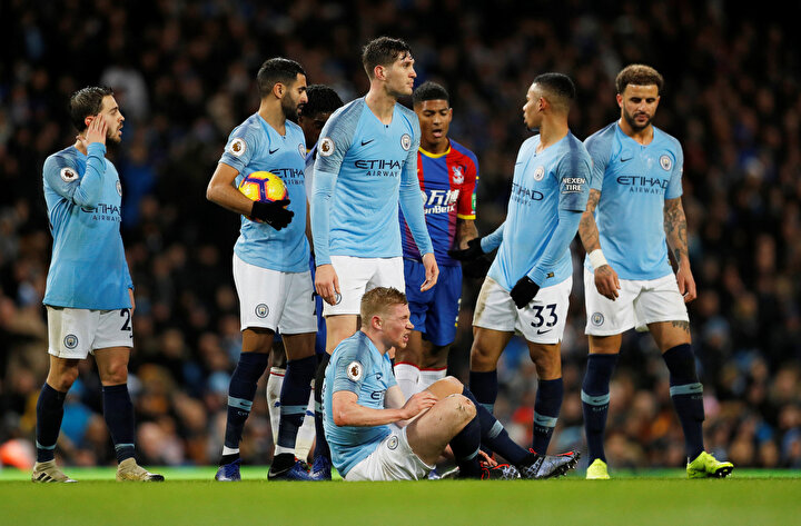 Manchester City forması giyen oyuncuların son düdüğün ardından büyük üzüntü yaşadı.