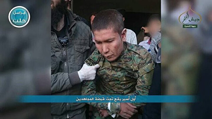 Halep'te muhalifler tarafından yakalanan bir Hazara kökenli Fatimuyyun milisi.