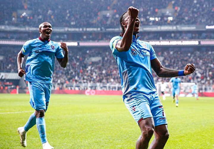 Trabzonspor'da Rodallega attığı golün ardından tribünlere koşarak sevincini taraftarlarla paylaşıyor.