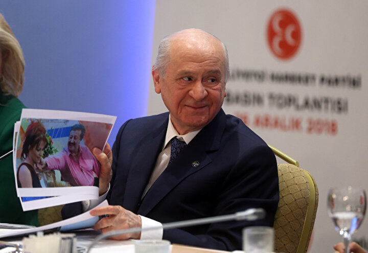 Bahçeli konuşmasındai, 'Tavsiye ediyorum biraz ortaklık yumuşasın Metin Akpınar'ın Abuzer Kadayıf filmini seyretsinler.' dedi.