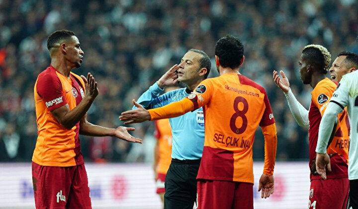 Cüneyt Çakır, derbide VAR odasıyla konuşuyor.