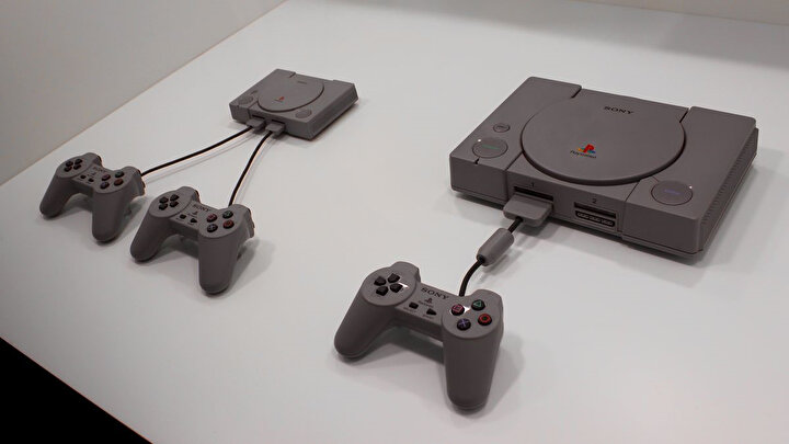 PlayStation Classic hem görünüm hem de işlev noktasında PlayStation 1'i büyük ölçüde andırıyor.