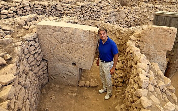 Türk asıllı dünyacı ünlü Amerikalı doktor Mehmet Öz, Göbeklitepe kazı çalışmalarının yapıldığı alanı ziyaret etti. Buradan yabancı basın servislerine edindiği bilgileri aktararak, bölge açısından önemli bir farkındalık oluşmasını sağladı.