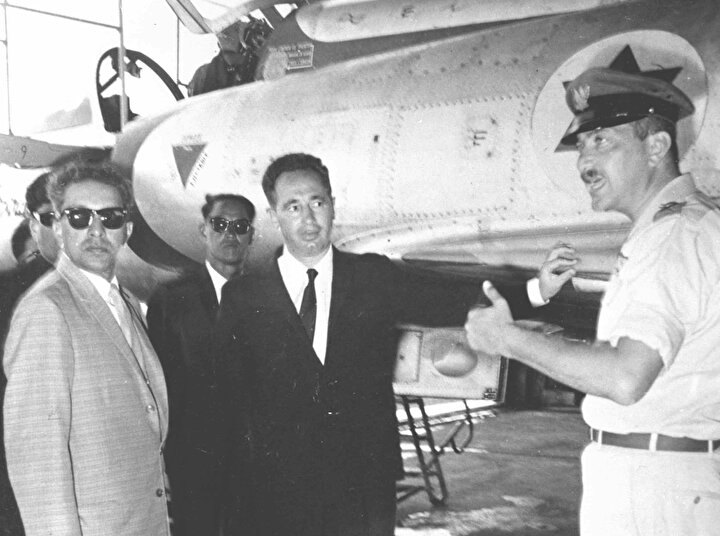 İsrail Hava Kuvvetleri Komutanı Ezer Wiezman, operasyonu yürütecek pilotu görmek için Münir ile bizzat görüştü. (solda)