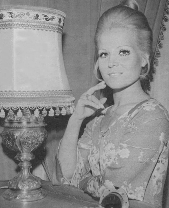 Yaşar Güvenir'in ''Sensiz Saadet Neymiş'' isimli bestesini seslendirdiği 45'liği kendisine altın plak kazandırdı.