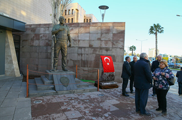 Tören öncesi adliye çalışanları ve vatandaşlar adliye girişinde bulunan Şehit polis Fethi Sekin'in anıtı önüne gelerek dua etti.