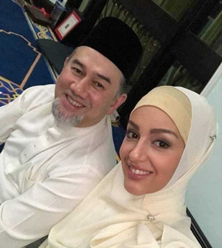 Tahttan çekilen Kral Muhammed, Moskova'da evlendiği eski Rus model eşiyle.