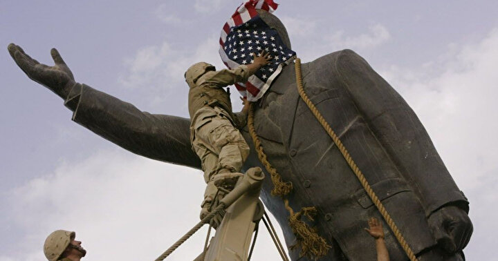 ABD'nin Irak'ı işgali sonrası Bağdat'da Saddam Hüseyin'e ait heykelin yıkılması sırasında çekilen fotoğraflardan birisi (Nisan 2003)