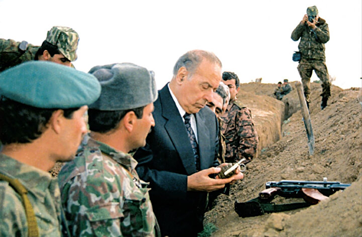 Haydar Aliyev Azerbaycan-Ermenistan sınırındaki cephe bölgesinde teftişte bulunurken.
