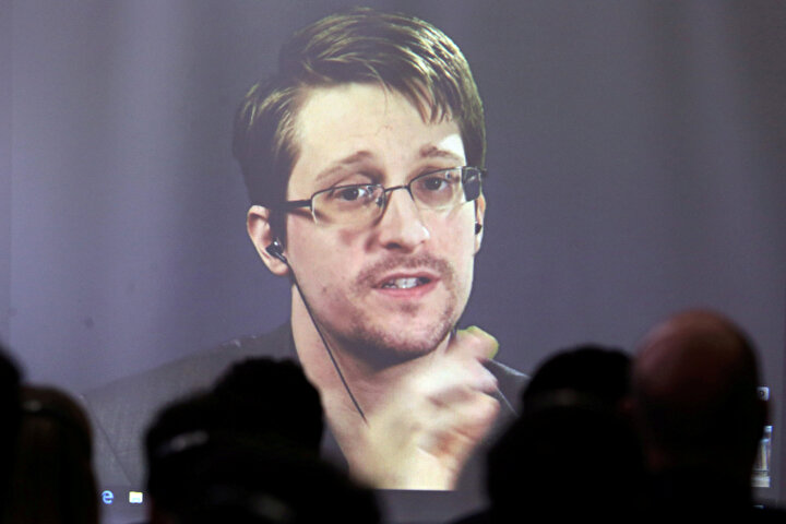 Snowden NSA'daki görevinden 'gizli belge sızdırma' nedeniyle uzaklaştırılmıştı.