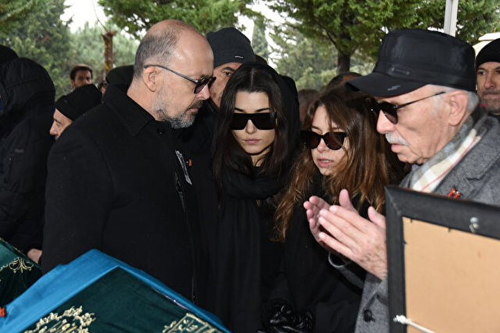 Hande Erçel ve ailesi.