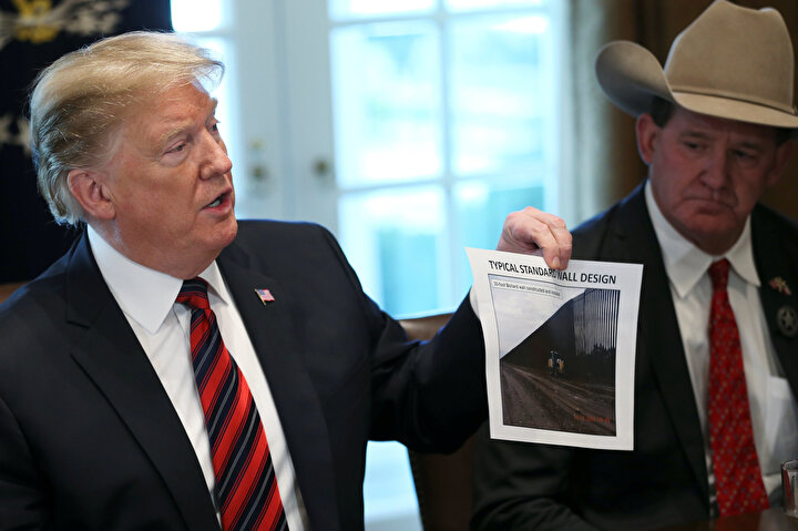 Federal hükümetin üç haftayı aşkındır kapalı olduğu ABD’de, Başkan Donald Trump İsviçre’nin 22-25 Ocak’ta Davos kentinde yapılacak Dünya Ekonomik Forumu’na katılmayacağını açıkladı.