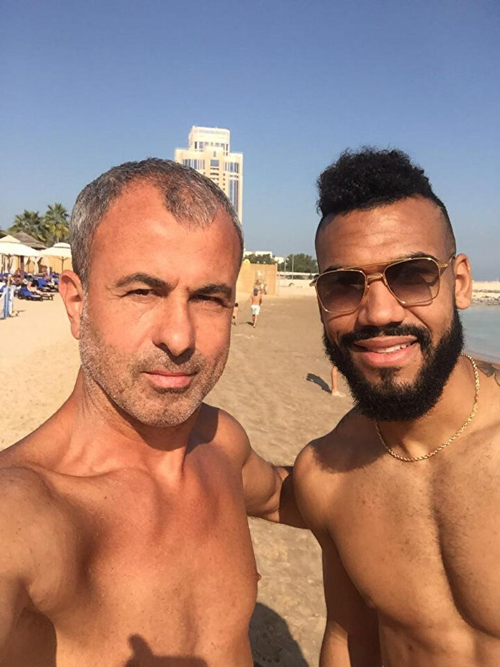 Bülent Uygun'un yardımcısı Sefer Yılmaz ve Eric Maxim Choupo-Moting birlikte hatıra fotoğrafı çektiriyorlar.