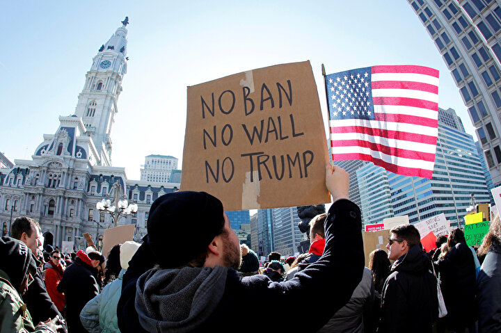 ABD Başkanı Donald Trump'ın federal hükümete 'kilit' vurması protestoları da beraberinde getirdi.