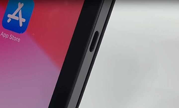 USB-C, iPad Pro'da bir süredir yer alıyor. Hatta Apple, bu arabirime ilk kez yer verdiğinde 'Lightning konektörünün yerini alarak iPad Pronun güçlü özelliklerine daha da kuvvetlendiriyor' şeklinde açıklama yapmıştı.