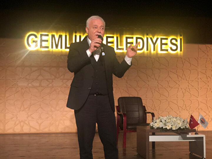 Nihat Hatipoğlu, Gemlik Belediyesi'nin düzenlediği bir konferansta konuşmuştu.