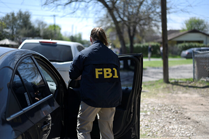Operasyon sırasında görünen bir FBI çalışanı.
