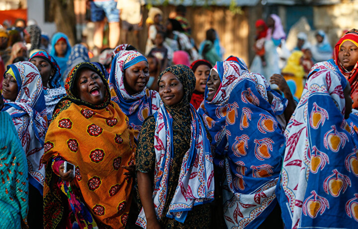 Objektife gülümseyen Zanzibarlı kadınlar.