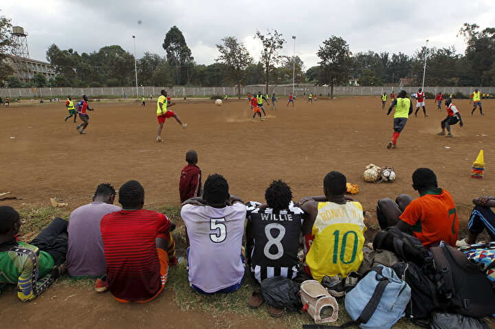 Afrikalı gençlerin en büyük amaçlarından biri futbolcu olabilmek.