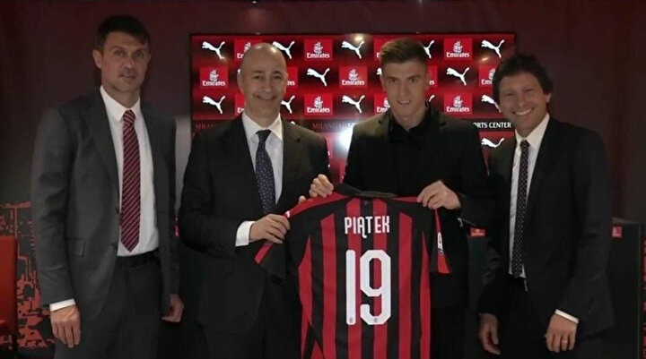 Piatek, yeni formasıyla böyle poz verdi.
