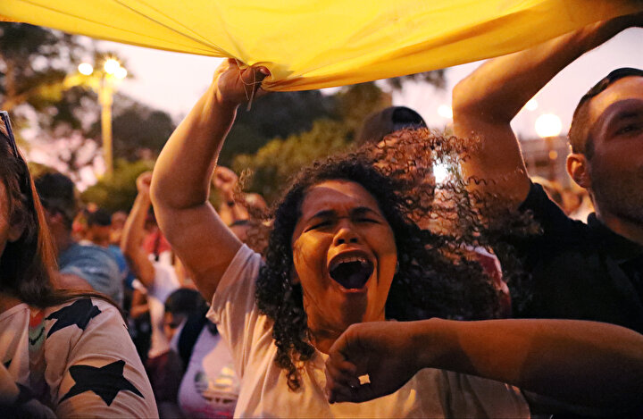 Bayrak sallayan bir Venezuelalı.