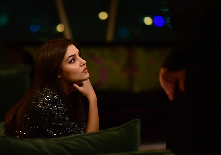 Halka dizisinden Hande Erçel.
