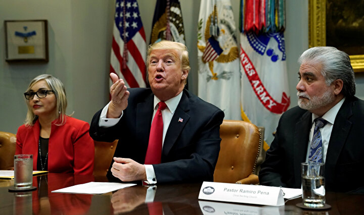 Trump, anlaşmayı duyurduğu açıklamasında, 15 Şubat’a kadar sınır güvenliği konusunda uzlaşıya varılamazsa ‘Ya hükümet yeniden kapanır ya da acil durumlarda anayasanın bana verdiği yetkiyi kullanırım’ diye konuştu.