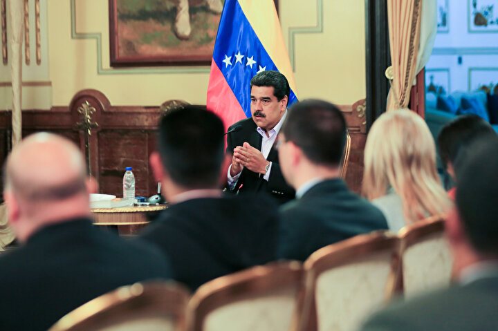 ABD ile tüm diplomatik ilişkileri geçen hafta kesen Devlet Başkanı Maduro, bu ülkeden ayrılan Venezuelalı diplomatları başkent Caracas'taki Devlet Başkanlığı Sarayı Miraflores'de ağırladı.