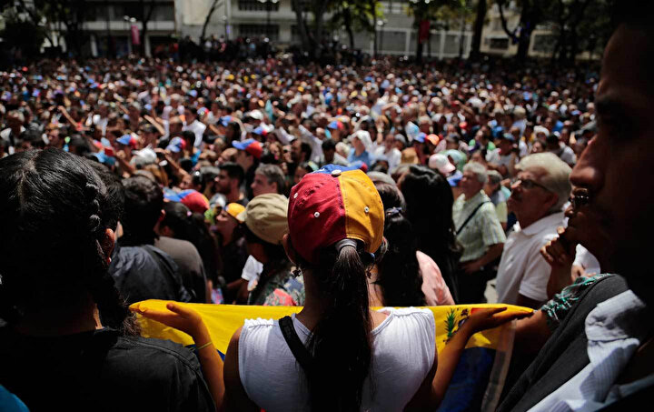 İspanya, Fransa, Almanya, İngiltere, Hollanda ve Portekiz 8 gün içinde seçim yapılmazsa Guaido'yu devlet başkanı olarak tanıyacaklarını duyurmuştu. Maduro ise ‘Avrupa Birliği bize ültamatom veremez’ şeklinde konuştu. Avrupa Birliği'nin Maduro'ya verdiği süre Pazar günü dolacak.