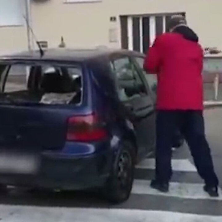 Yaya geçidindeki otomobili pert eden sinirli Hırvat