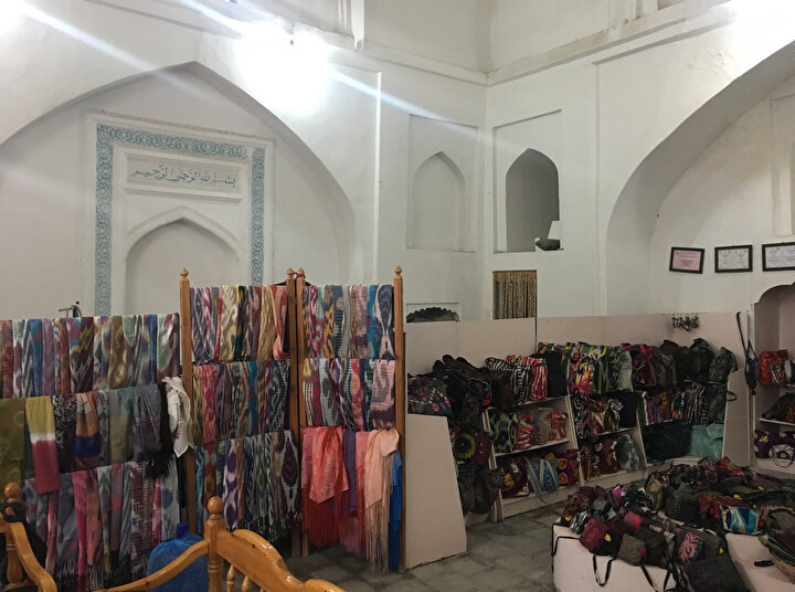 Turistik eşya dükkânına çevrilmiş bir başka mescit.