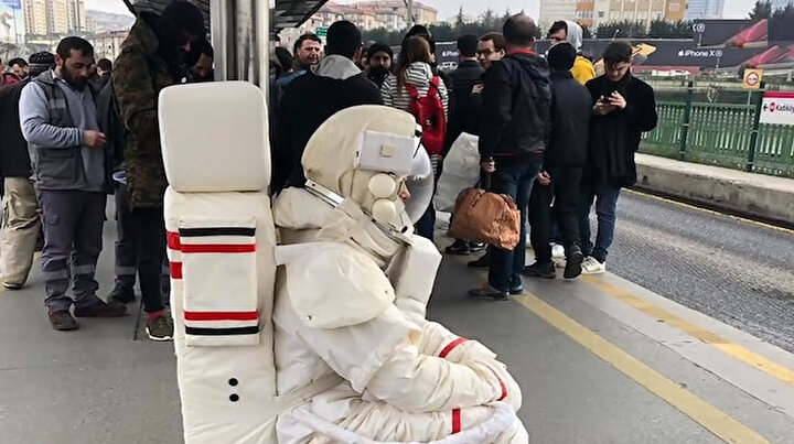 Astronot kıyafetiyle metrobüs durağında bekleyen adam görenleri şaşkına çevirdi
