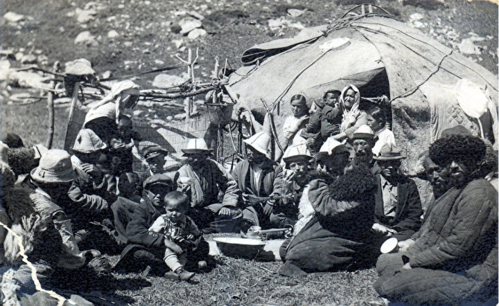 Göçebe hayat tarzı süren Kazaklar devlet tarafından zorla şehirleşme sürecine tabi tutularak hem düzenlerini kaybettiler, hem de tek geçim kaynakları olan hayvanları ellerinden alındı.