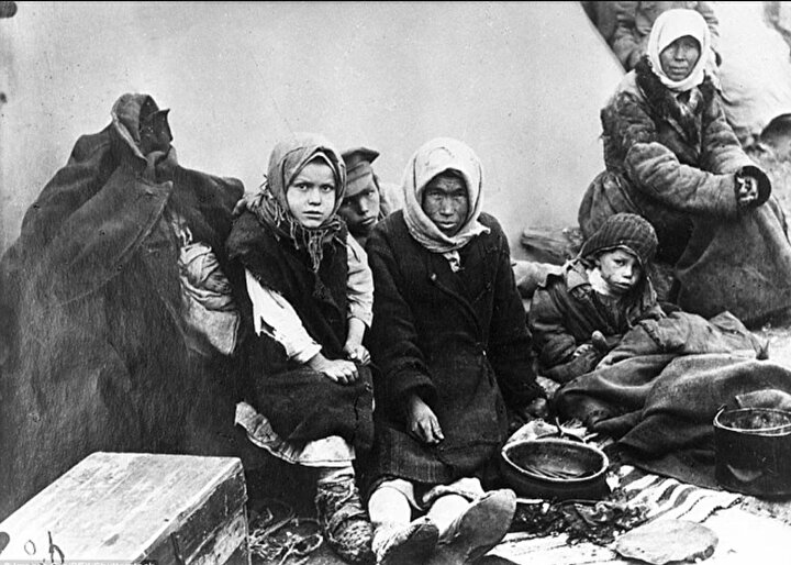 Kıtlıkla beraber o dönem baş gösteren ağır kış şartlarıyla da mücadele etmek zorunda kalan yüz binlerce Kazak hayatını kaybetti.