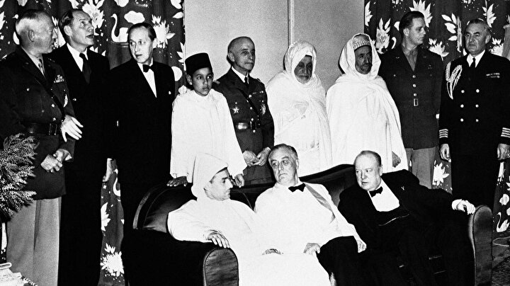ABD Başkanı Franklik Roosevelt (oturanlardan, ortadaki) ve İngiltere Başbakanı Winston Churchill (oturanlardan, en sağda), Fas Sultanı Muhammed'in davetiyle Kazablanka'da.
