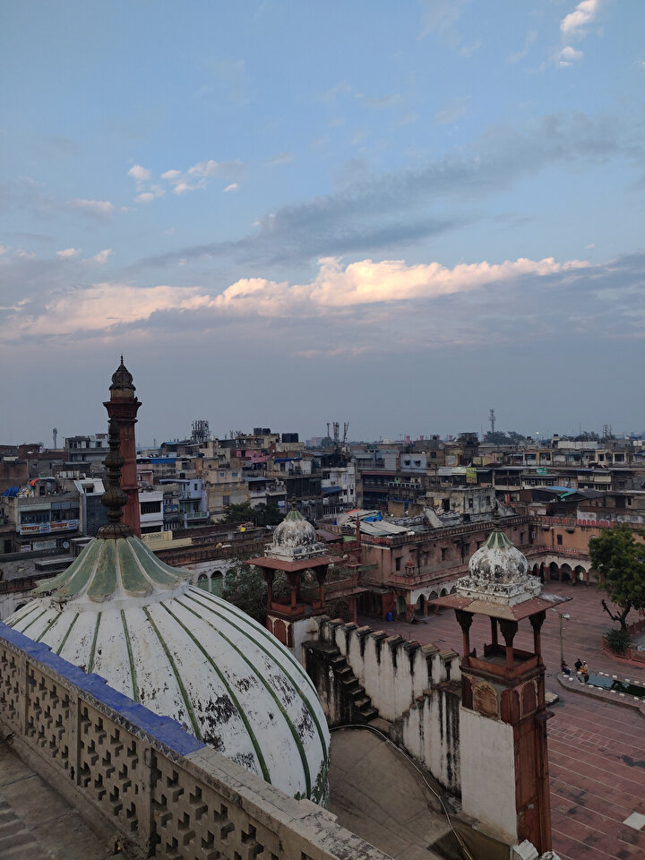 Cami, Delhi'nin en kalabalık semtlerinden birinin ortasında yer alır. (Fotoğraf: Abdulkadir Aksöz)