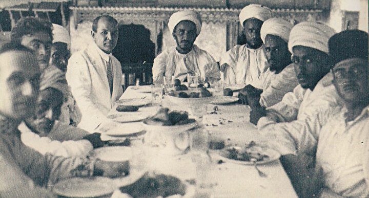 Kerim Hakimov (soldan beşinci) Yemen'de (1929)
