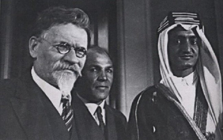 Faysal bin Abdulaziz önderliğinde 1932 yılında Moskova'ya gelen heyet Yüksek Sovyet Prezidyumu Başkanı Mihail Kalinin'le (soldan birinci) biraraya gelmişti. Karim Hakimov (ortada) Suud delegasyonunun tüm görüşmelerinde bulundu.