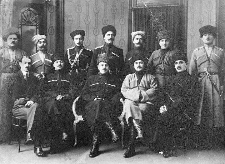 Kuzey Kafkasya Cumhuriyeti'nin Liderleri. Ön sırada ortada Başbakan Tapa Abdülmecit Çermoyef ve onun sağında Said Şamil.
