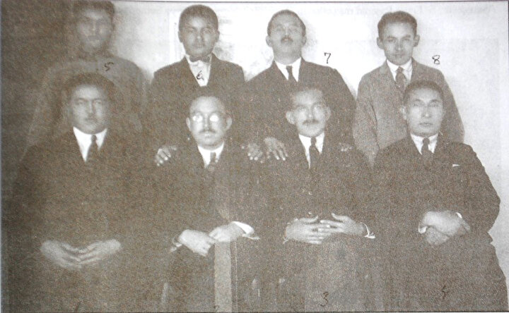 Soldan sağa oturanlar: Mamur Niyazi, Zeki Velidi Togan, Semerkand basmacı reislerinden Hemrahkul Bek; Buhara Cumhuriyeti Başkanı Osman Kocaoğlu
