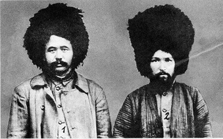 Abdulkadir İnan ve Zeki Velidi Togan geleneksel Türkmen kıyafeti ile ( 1923)