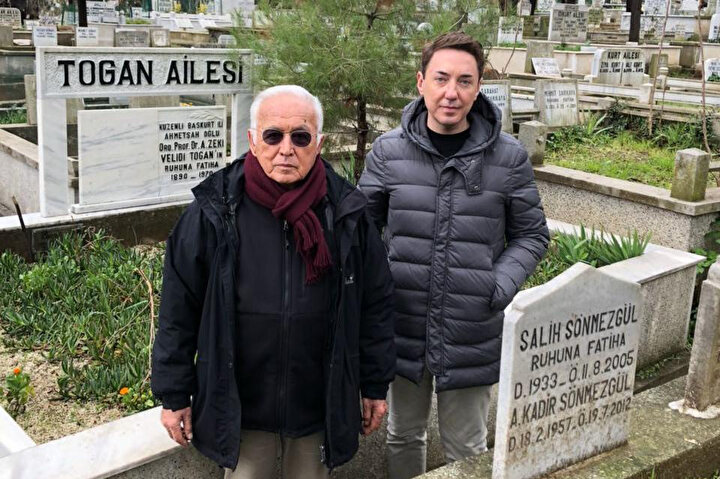 Subidey Togan babası Zeki Velidi Togan'ın Karacaahmet'teki mezarı başında.